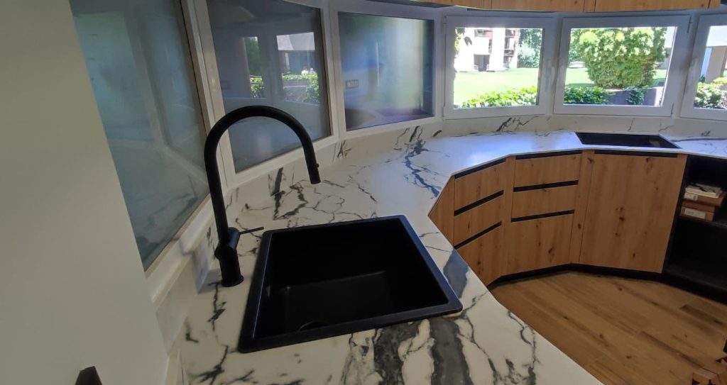 Encimera de Neolith blanca con veteado en negro